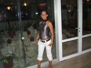 Sexy brunette Summer Vacation x112 r7a3c1tx5v