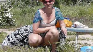 Sexy mom outdoors peeing and flashing x48 p7a4w1vpny
