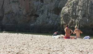2 Sexy Topless Girls On The Beach (18 foto) s7a5i1tizu