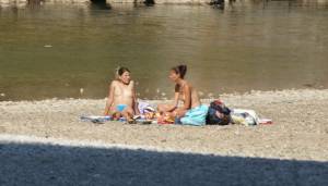 2 Sexy Topless Girls On The Beach (18 foto) o7a5i1vfc5
