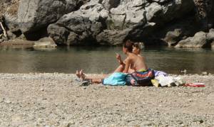 2 Sexy Topless Girls On The Beach (18 foto) o7a5i1rwqo
