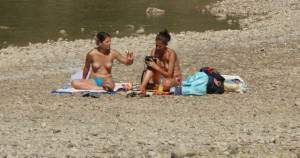 2-Sexy-Topless-Girls-On-The-Beach-%2818-foto%29-q7a5i1xqzd.jpg