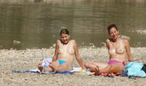 2-Sexy-Topless-Girls-On-The-Beach-%2818-foto%29-m7a5i1mt1e.jpg