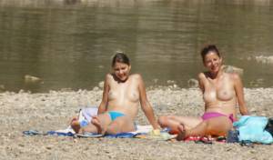 2 Sexy Topless Girls On The Beach (18 foto) m7a5i1mt1e