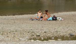 2 Sexy Topless Girls On The Beach (18 foto) 77a5i1udrw