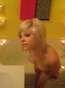 Smoking hottie in the bathtub x60 v7a6s175s2