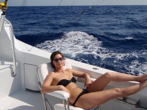 Brunette Chick Shows Off Her Great Body x37 u7a9jq8ej7