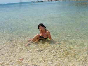 Brunette Chick Shows Off Her Great Body x37 y7a9jqt7dk