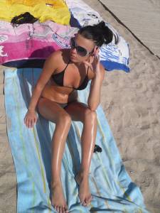 Bikini-candid-girl-at-beach-x61-47ajwvexe3.jpg