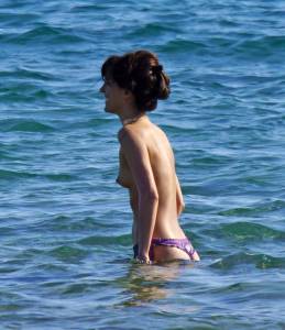 Spying someones wife on beach v7akgv1te1
