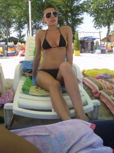 Bikini-candid-girl-at-beach-x61-07ajwu3lhl.jpg