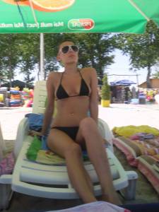 Bikini candid girl at beach x61-z7ajwu2gxd.jpg