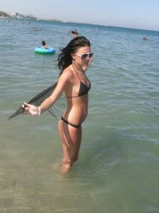 Bikini-candid-girl-at-beach-x61-17ajwvb3hn.jpg