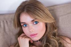 Keira Blue Shades Of Red  y7anpicumt