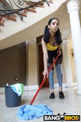 Kiarra Nava Hoe Maid Cleans The House - 552x-u7aqckwg4z.jpg