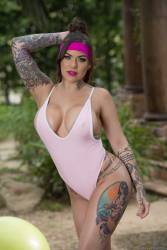 Karmen Karma Tits Out And Toned 275x 2495x1663 c7aqug51wi