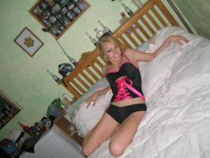 Cute Blond Self Shooter x30 m7avlr9604