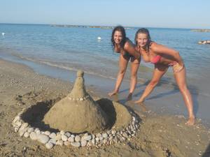 Teen girls on the beach x7aw5lbops