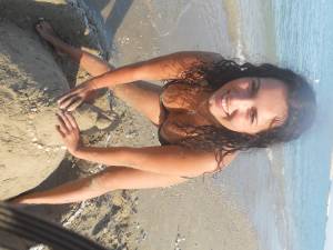 Teen girls on the beach e7aw5lc1mk