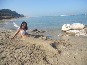 Teen girls on the beach q7aw5jtssi