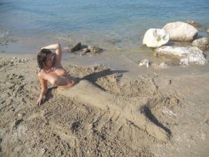 Teen girls on the beach j7aw5jog7v