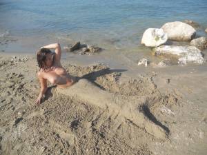 Teen girls on the beach-j7aw5jog7v.jpg