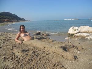 Teen girls on the beach z7aw5jpio7