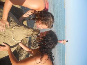 Teen girls on the beach h7aw5lac1u