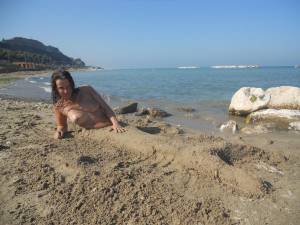 Teen girls on the beach d7aw5jry7b