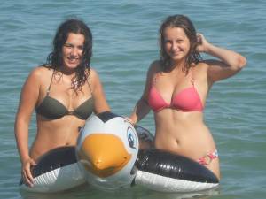 Teen girls on the beach e7aw5kulse