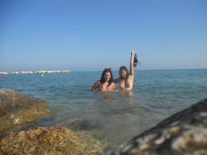 Teen girls on the beach a7aw5kkxub