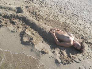 Teen girls on the beach g7aw5jxfu4