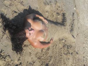 Teen girls on the beach 67aw5kavzk
