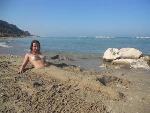 Teen girls on the beach z7aw5jq1lt