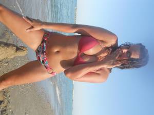 Teen girls on the beach f7aw5ldg65