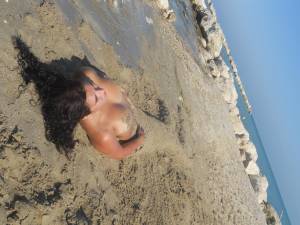 Teen girls on the beach w7aw5jvbyu