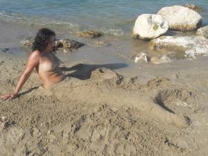 Teen girls on the beach i7aw5kc7rs