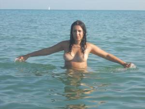 Teen girls on the beach m7aw5kllne