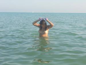 Teen girls on the beach o7aw5kmmt1