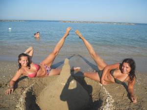 Teen girls on the beach x7aw5kxiug