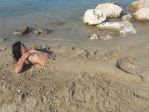 Teen girls on the beach u7aw5jukoj