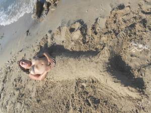 Teen girls on the beach 77aw5jwc5v