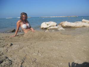 Teen girls on the beach v7aw5jlqbg