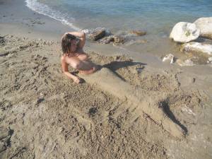 Teen girls on the beach t7aw5jmyu3