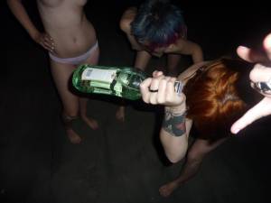 Drunken-Emo-Girls-x115-l7bgxgrhwy.jpg