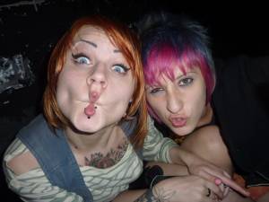 Drunken Emo Girls x115 37bgxid0kr