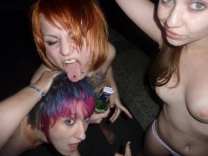 Drunken Emo Girls x115 b7bgxir7l1