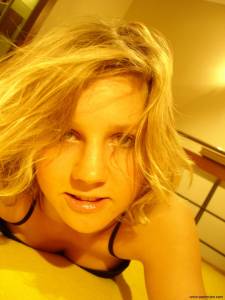 Blonde playing and making photos at home x206-57bhch87c4.jpg