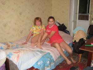 2 teens posing in Room x 48 07bh66ocfu