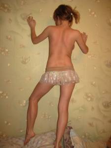 2 teens posing in Room x 48 l7bh66tvej